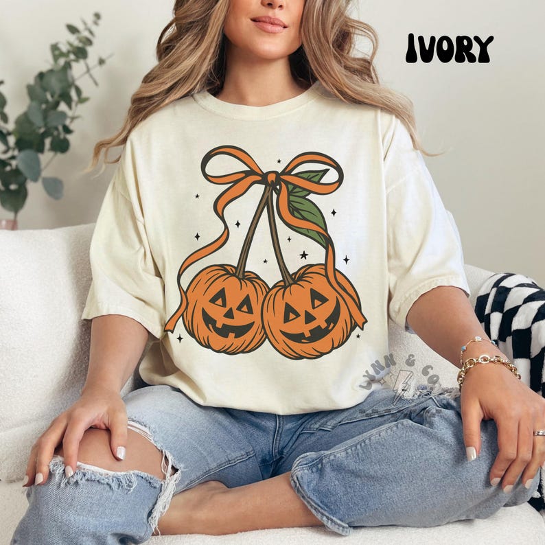 Chemise citrouille cerise | T-shirt graphique d'automne Coquette | Esthétique noeud et citrouille | Chemise girly d'automne | Chemise d'Halloween girly | Chemise Comfort Colors image 2