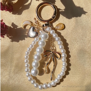 Chaveiro ou berloque de bolsa de balé com inicial personalizada, dourado com pérolas, um clipe redondo e berloques fofos, como um delicado laço e um coração