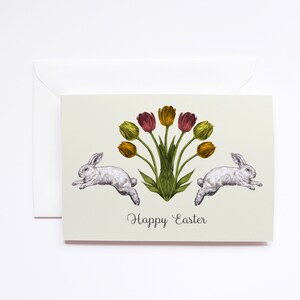 Carte de voeux de joyeuses Pâques en lapin avec des tulipes