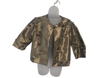 Chaqueta bolero vintage dorada metalizada bordada, manga tres cuartos, estilo formal.