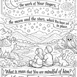 以下が含まれることがあります： 詩篇8:3-4からのテキストを含む白黒の線画イラスト。この画像は、鹿、フクロウ、ウサギがいる風景を描いています。2人の子供が座って景色を見ています。テキストには、空、月、星に関するフレーズが含まれています。