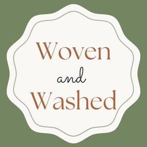 Puede incluir: Una etiqueta decorativa con las palabras "Woven and Washed" en marr&oacute;n, en escritura cursiva y con serif. El texto est&aacute; dentro de una forma blanca con bordes festoneados, sobre un fondo verde apagado.