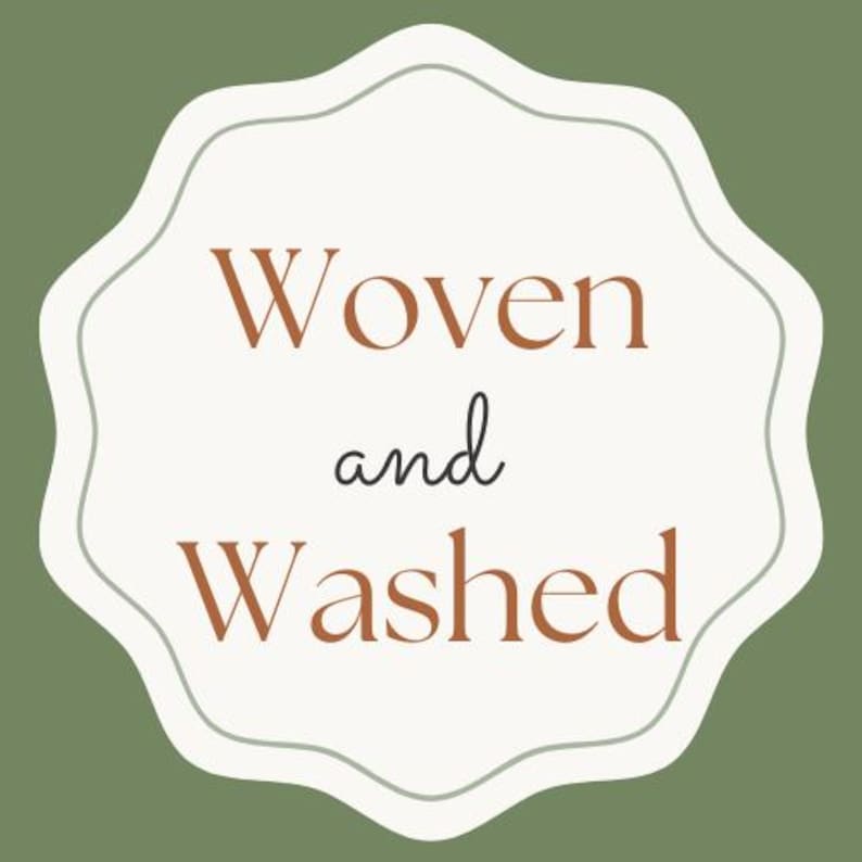 Puede incluir: Una etiqueta decorativa con las palabras "Woven and Washed" en marr&oacute;n, en escritura cursiva y con serif. El texto est&aacute; dentro de una forma blanca con bordes festoneados, sobre un fondo verde apagado.