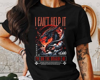 Puede incluir: Camiseta negra con un diseño de dragón. El diseño presenta un dragón negro con detalles rojos sobre un fondo rojo, con el texto "I CAN'T HELP IT" y "I'M ON THE DRAGON MODE".