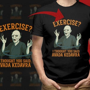 Peut inclure: T-shirt noir avec un graphisme humoristique représentant un personnage chauve avec les mains tendues dans un cerceau bleu. Le texte dit "EXERCISE? I THOUGHT YOU SAID AVADA KEDAVRA."