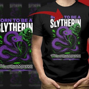 Peut inclure: T-shirt noir avec un motif de serpent violet et des touches de vert, portant l'inscription "BORN TO BE A SLYTHERIN". Le design comprend un chapeau de sorcier vert et un motif de lignes ondulées.