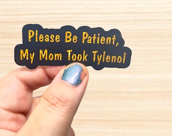 Por favor, ten paciencia. Mi mamá tomó Tylenol. Pegatina: Meme divertido y humorístico.
