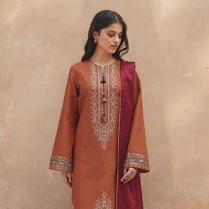 3-teiliger nicht genähter bestickter Rasenanzug I Ungenähtes besticktes Hemd, schlichte Hose und bedrucktes Dupatta-Set für Frauen I Ungenähter Rasenanzug