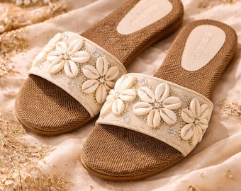 Sandalias planas florales hechas a mano con conchas de cauri, sandalias bohemias para bodas en la playa, sandalias planas étnicas de verano.