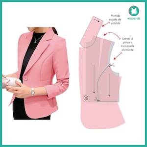 Puede incluir: Un blazer rosa claro con un solo botón, combinado con una blusa negra y un reloj plateado. Al lado, un diagrama con texto en español muestra instrucciones de costura para una prenda.