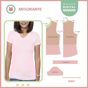 Puede incluir: Una camiseta rosa claro con cuello en V se muestra junto a un diagrama de patrón. El diagrama incluye medidas en centímetros para los paneles delantero y trasero, la manga y el cuello. También se ve el texto "MOLDEARTE" y "MOLDE DIGITAL".