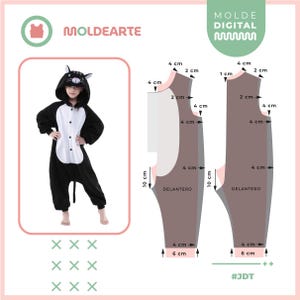 Puede incluir: Un niño con un mono negro y blanco con temática de gato y capucha. La imagen también muestra un patrón con medidas en centímetros y el texto "MOLDEARTE" y "MOLDE DIGITAL".