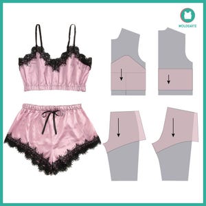 Puede incluir: Un conjunto de pijama de satén rosa con ribete de encaje negro. El conjunto incluye un top corto con tirantes finos y pantalones cortos con cordón. La imagen también muestra patrones de costura.