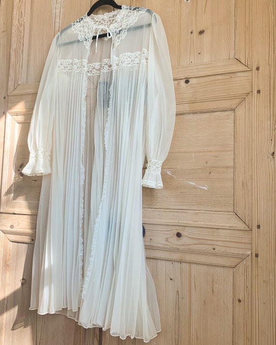 Vintage Pleated Lace Robe. VNTG White Lingerie. Vi