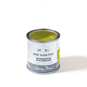 Könnte beinhalten: Eine runde Metalldose mit Annie Sloan Chalk Paint in der Farbe Olive. Die Dose hat ein weißes Etikett mit dem Annie Sloan Logo und dem Text "Annie Sloan Paint Chalk Paint a unique decorative paint by Annie Sloan for furniture, walls and paint effects Annie Sloan".