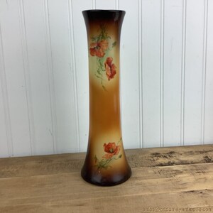 Könnte beinhalten: Hohe, schlanke Vase mit Farbverlauf, von Dunkelbraun oben und unten bis zu hellem Beige in der Mitte. Sie zeigt handgemalte rote Mohnblumen mit grünen Blättern. Die Vase ist etwa 30 cm hoch.