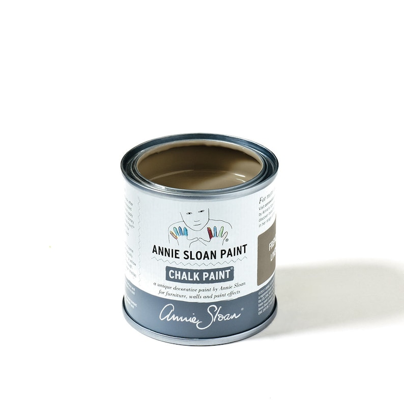 以下が含まれることがあります： フランスリネンカラーのアンニースローンチョークペイント缶。缶は薄い茶色で、白いラベルには「アンニースローンチョークペイント」と「家具、壁、ペイントエフェクトに最適なアンニースローンのユニークな装飾用ペイント」と書いてあります。