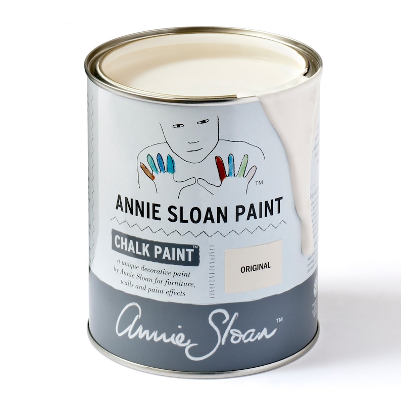 Op de afbeelding: Een witte blik Annie Sloan Chalk Paint in de kleur Original. De blik heeft een handgeschilderd ontwerp met kleurrijke vingerafdrukken en de tekst "Annie Sloan Paint" en "Chalk Paint".