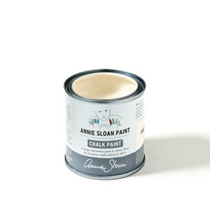 Könnte beinhalten: Eine weiße Dose Annie Sloan Chalk Paint. Die Dose hat ein Etikett mit dem Firmenlogo und dem Text "Annie Sloan Paint Chalk Paint" und "eine einzigartige Dekorationsfarbe von Annie Sloan für Möbel, Wände und Farbeffekte".