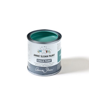 Könnte beinhalten: Eine Dose Annie Sloan Chalk Paint in Türkis. Die Dose ist geöffnet und zeigt die Farbe. Das Etikett zeigt den Markennamen, eine Kinderzeichnung und die Worte "CHALK PAINT".