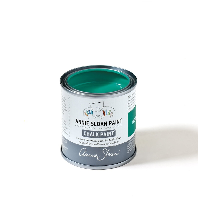 K&ouml;nnte beinhalten: Ein kleiner Topf Annie Sloan Kreidefarbe, gef&uuml;llt mit teal-farbener Farbe. Der Topf hat einen silbernen K&ouml;rper mit wei&szlig;en und gr&uuml;nen Etiketten, die den Markennamen und Produktinformationen anzeigen. Die Farbe ist f&uuml;r M&ouml;bel, W&auml;nde und Farbeffekte.