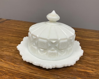 Mantequera redonda Westmoreland con tapa, de vidrio blanco opalino.
