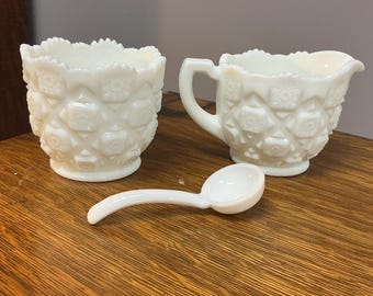 Juego de cucharas grandes para azúcar y crema, Westmoreland, diseño acolchado, vidrio opalino blanco.