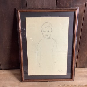 Peut inclure: Un dessin au crayon encadré d'un jeune portant une tenue simple. Le dessin est signé et daté de "1933".