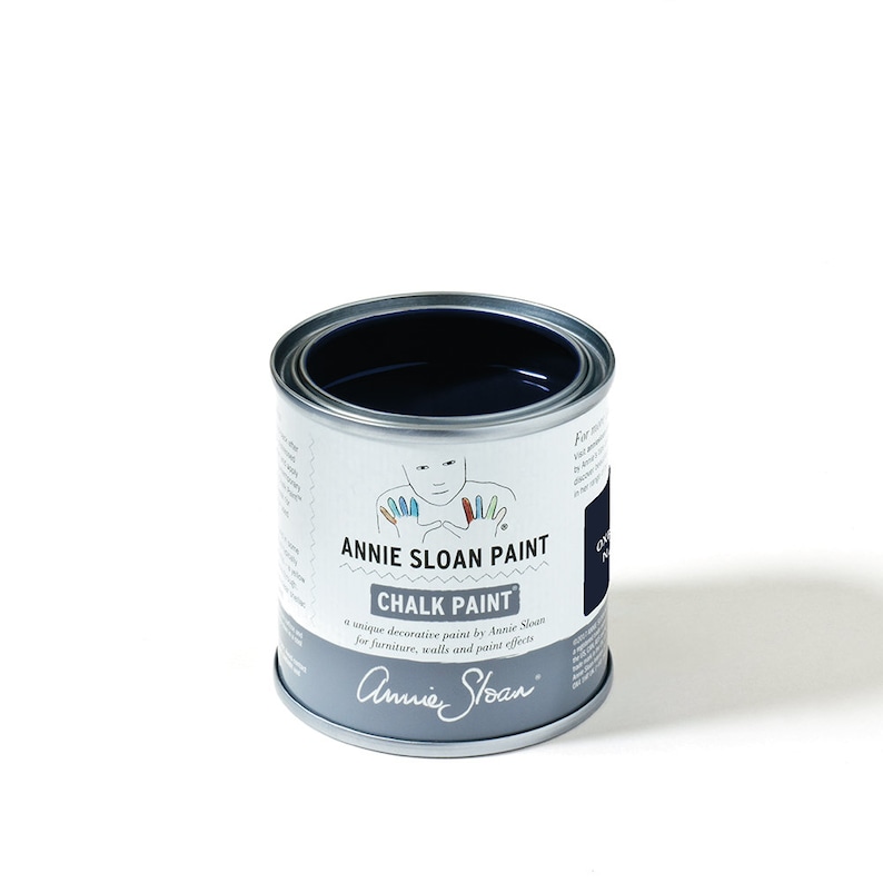Pu&ograve; includere: Una lattina di Annie Sloan Chalk Paint nel colore "Old Violet". La vernice &egrave; di colore blu scuro e la lattina &egrave; etichettata con il logo Annie Sloan e il nome del colore.