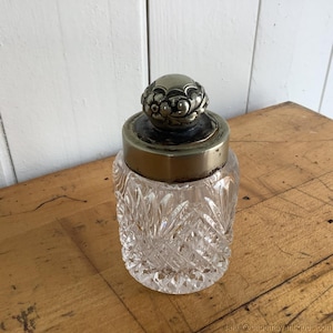 Tarro de tocador repujado con tapa, sin marcar, de plata de ley, de vidrio tallado, 3,5&quot; de alto