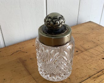 Repousse Eitelkeitsdose mit Deckel Unmarkiertes Sterlingsilber-Schnittglas 3,5 "T