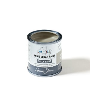 Könnte beinhalten: Eine Dose Annie Sloan Chalk Paint in der Farbe French Linen. Die Farbe ist eine einzigartige Dekorationsfarbe für Möbel, Wände und Farbeffekte.