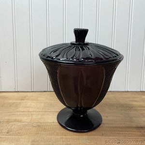 Pedestal de prato de compota de vidro roxo profundo ametista vintage com tampa padrão de milho