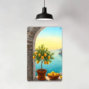 Può includere: Un cartello in metallo con un dipinto di un albero di limoni in un vaso di terracotta, con una ciotola di limoni. La scena è ambientata su uno sfondo costiero con un mare blu e un cielo giallo e blu, incorniciato da un arco.