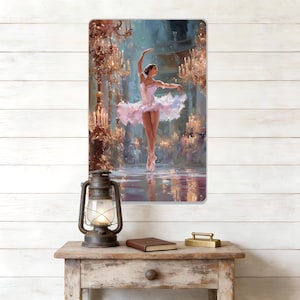 Może przedstawiać: Metalowy znak przedstawiający baletnicę w białej i różowej tutu, tańczącą w wielkiej sali z żyrandolami. Grafika ma miękki, malarski styl z naciskiem na światło i odbicie. Znak jest wyświetlany na rustykalnym drewnianym stole.