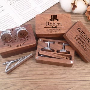 Juego de gemelos y pasador de corbata con iniciales personalizadas en caja de madera rústica. Gemelos personalizados para esposo, regalo para padrinos de boda, regalo para padrinos de boda y regalo de aniversario.