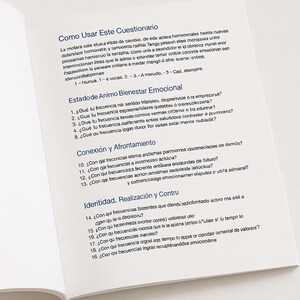 Puede incluir: Una hoja de papel blanca con texto en espa&ntilde;ol, probablemente un cuestionario, se muestra. El texto est&aacute; organizado en secciones con t&iacute;tulos como "C&oacute;mo usar este cuestionario" y "Bienestar emocional". El texto es negro.