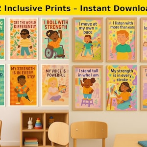 Puede incluir: Doce impresiones inclusivas enmarcadas con mensajes inspiradores e ilustraciones de niños diversos. Las impresiones presentan frases como "Soy fuerte cada día" y "Mi fuerza está en cada paso". Las impresiones se exhiben en una pared.