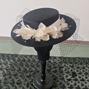 Hoed uit het midden van de eeuw Mod Audrey Hepburn-stijl, kristallen bloem Franse vintage hoge hoed, hoed bruidsfotografie, hoed literaire stijl, cosplay hoed