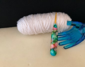 Clover Soft Touch Hook D / 3.25 mm 1 Handmade Too Shay Crochet Hook Wood/ Acrylic Handle