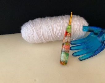 Clover Soft Touch Hook H / 5.00 mm 1 Handmade Too Shay Crochet Hook Wood/ Acrylic Handle