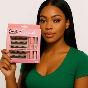 Könnte beinhalten: Eine rosa Schachtel mit falschen Wimpern von Simply Eyelash. Die Schachtel enthält mehrere Sets schwarzer Wimpern, zwei Tuben Wimpernkleber und den Text "SOTT & BUPABUI MINK AGGRED IASH COLLECTION". Die Schachtel wird von einer Person gehalten, die ein grünes Oberteil trägt.