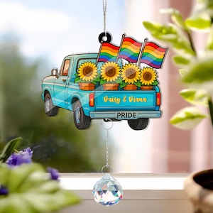 Benutzerdefinierte Pride Truck Suncatcher mit Namen - LGBTQ Fenster Dekor, Regenbogen Flagge Ornament, Liebe ist Liebe Geschenk, Sonnenblume Acryl Anhänger für Pride Month