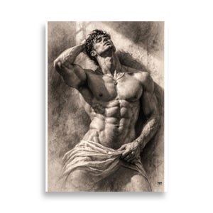 Pode incluir: Impressão monocromática de uma figura musculosa, encostada a uma parede com um braço levantado. A figura está parcialmente coberta por tecido, com um colar e uma pulseira. A obra de arte é um esboço detalhado a lápis.