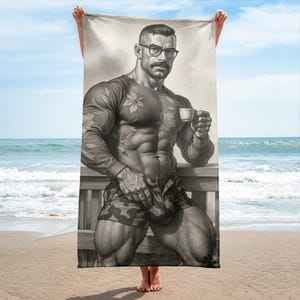 Könnte beinhalten: Graustufen-Strandtuch mit einer Illustration einer muskulösen Person, die eine Kaffeetasse hält. Die Person trägt eine Brille, ein langärmliges Hemd mit Blumenmuster und Camouflage-Shorts. Der Hintergrund zeigt einen Strand und das Meer.