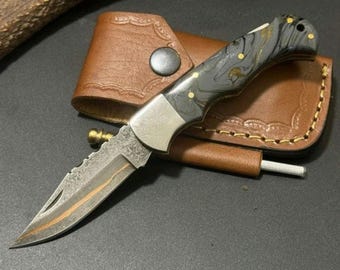 Handgefertigte Damast Jagdmesser mit Resin Griff & Lederscheide | Kompaktes EDC Messer mit fester Klinge | Kampieren, Bushcraft, im Freiengeschenk