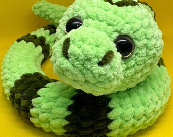 Serpente - peluche lavorato a maglia con filato di peluche. Peluche lavorato a maglia a mano. Peluche lavorato all'uncinetto. Peluche da regalare.