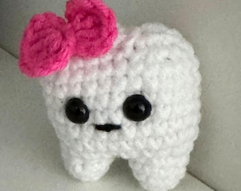 Diente: llavero tejido o adorno para bolso. Juguete tejido a mano. Accesorio tejido/adorno de ganchillo. Regalo.