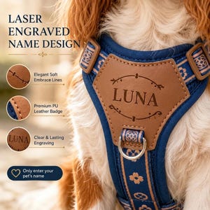 以下が含まれることがあります： レーザー刻印で名前「LUNA」が記された茶色の合成皮革バッジが付いた青い犬用ハーネス。ハーネスには金属製のDリング、花柄の調節可能なストラップ、およびデザインの特徴を強調するテキストラベルが含まれています。
