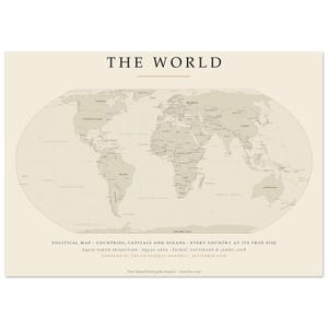 Może przedstawiać: Beżowa mapa świata z czarnym napisem THE WORLD. Przedstawia mapę polityczną z krajami, stolicami i oceanami w odwzorowaniu equal earth. Tekst na dole zawiera informacje o odwzorowaniu, autorach oraz oficjalnym zatwierdzeniu mapy.
